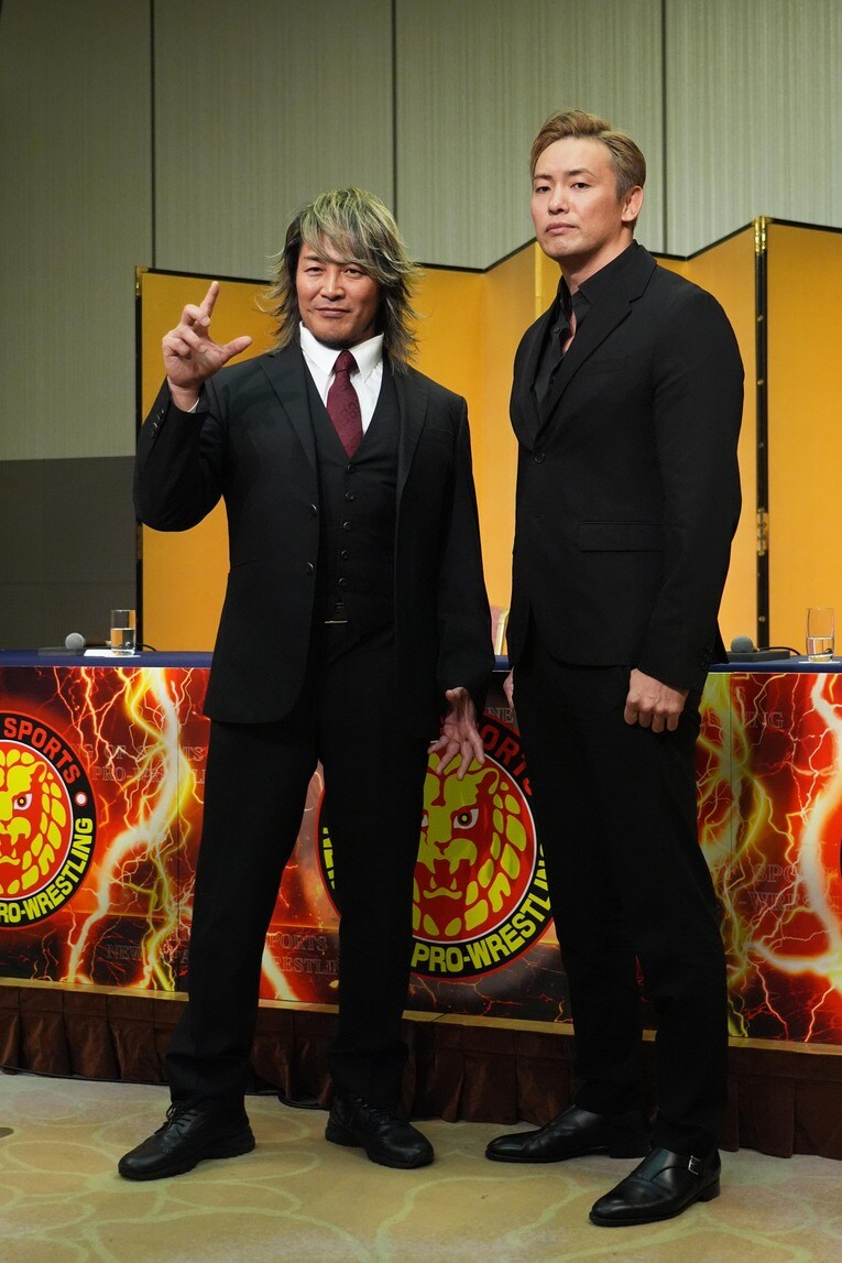 ポーズを取る棚橋弘至とオカダ・カズチカ。どんな試合を思い描いているのか。11月9日、グランドプリンスホテル新高輪　©Essei Hara