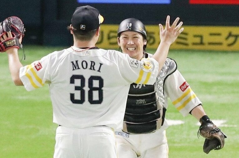 10月27日のロッテ戦で勝利し、守護神・森唯斗のもとへ駆け寄った甲斐拓也 ／ photograph by KYODO