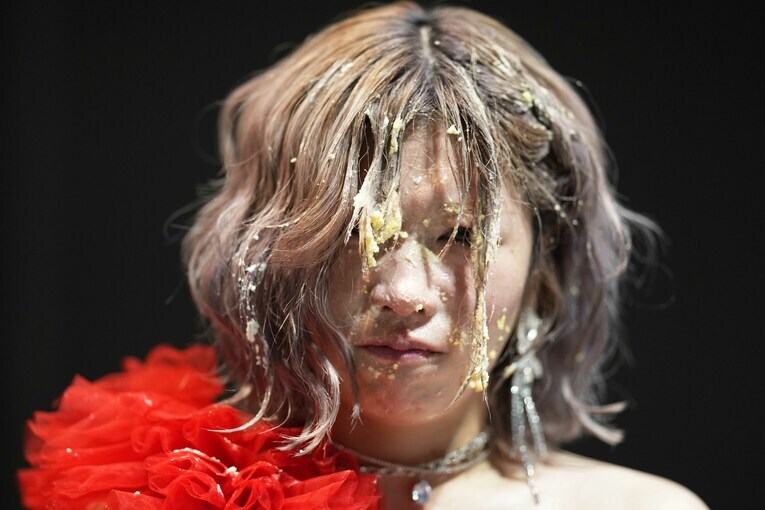 ケーキまみれの顔になってしまった中野たむ　©Essei Hara