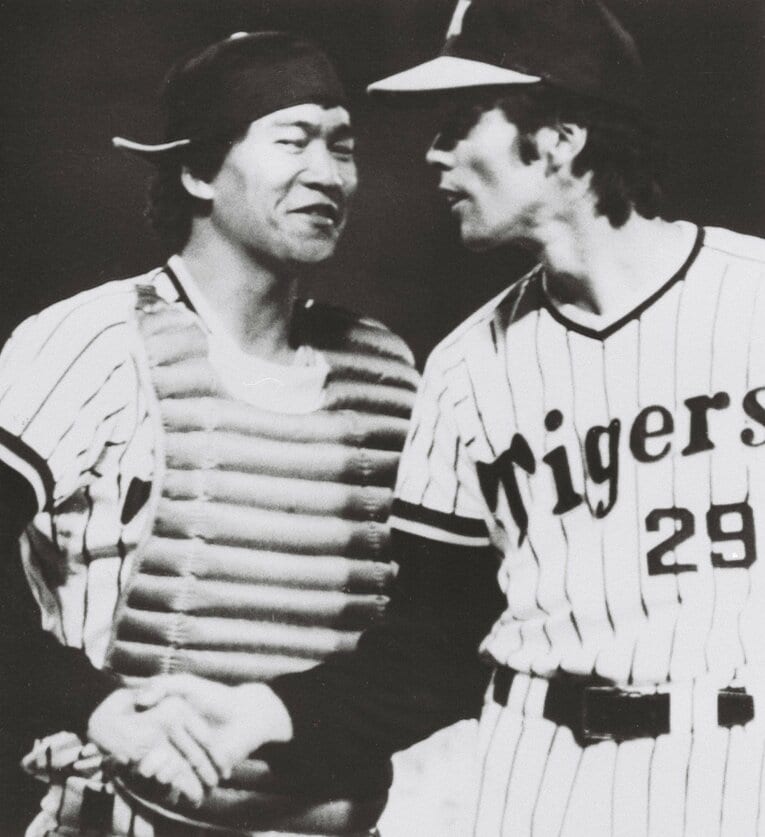1979年、江本の通算100勝目を祝福する若菜。なんとノーサインで投げることが多かったという　©KYODO