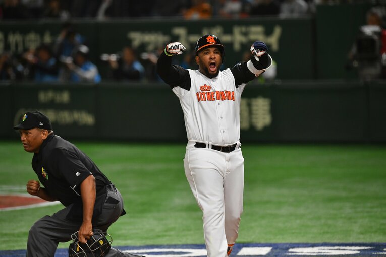 誰よりもWBCを楽しむバレンティン（2017年WBC）　©BUNGEISHUNJU