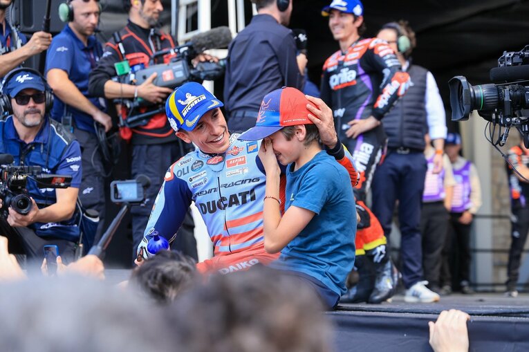 アメリカズGPスプリントレース後のセレモニーで感激の涙を流すファンの少年　©Satoshi Endo