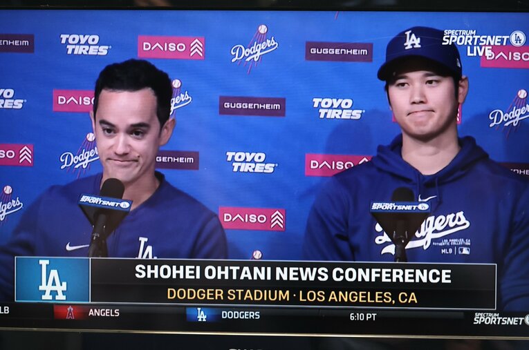 現地3月25日、水原一平氏による違法賭博問題に関して記者会見を行う大谷翔平。隣は新通訳のウィル・アイアトン氏 ／ photograph by Getty Images