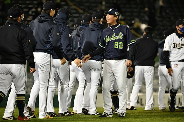 第6戦終了後、オリックスの選手たちと健闘を称え合った高津監督。両チーム死力を尽くした日本シリーズを象徴するエンディングだった ／ photograph by Hideki Sugiyama