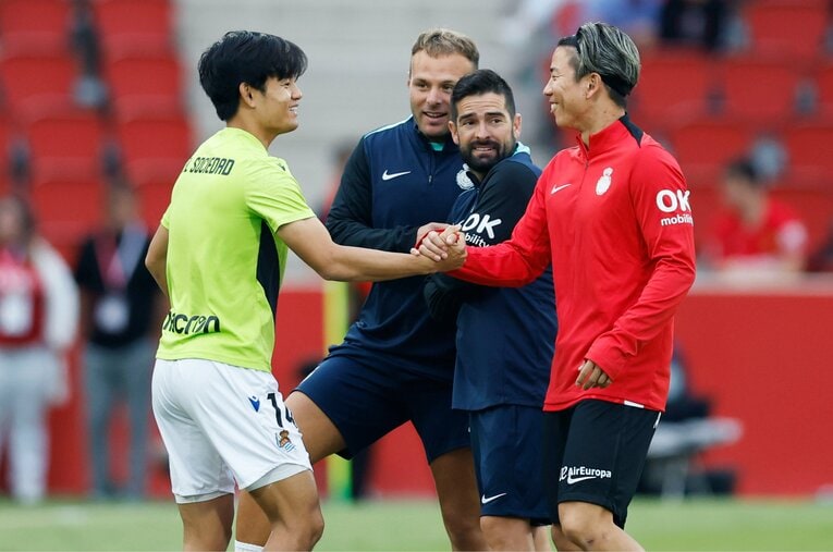 【テレビに映らないクボの素顔】マジョルカ浅野拓磨とはニコニコ握手　©Daisuke Nakashima