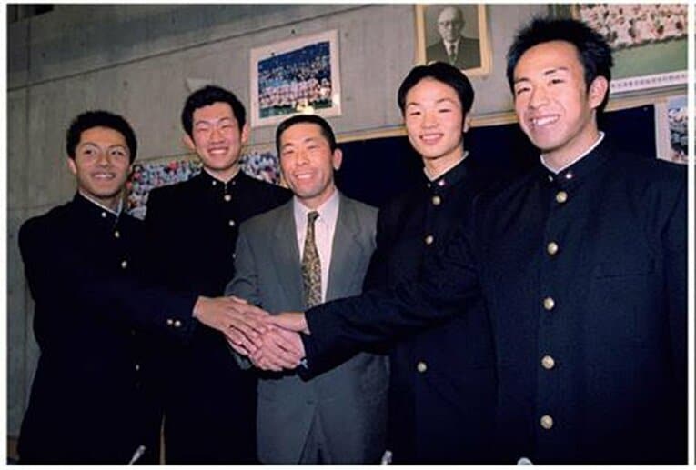’01年の日大三は、左から都築、千葉、近藤、内田の4人（中央は小倉監督）がプロ入りしたが、今も現役なのは近藤だけ　©KYODO