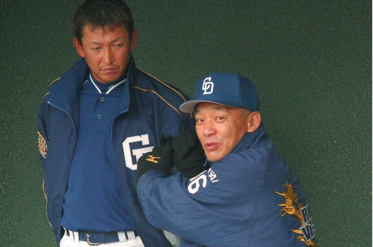 キャンプ練習中に打撃のそぶりみせる中日・落合博満監督と、それを見守る立浪和義 ／ photograph by JIJI PRESS