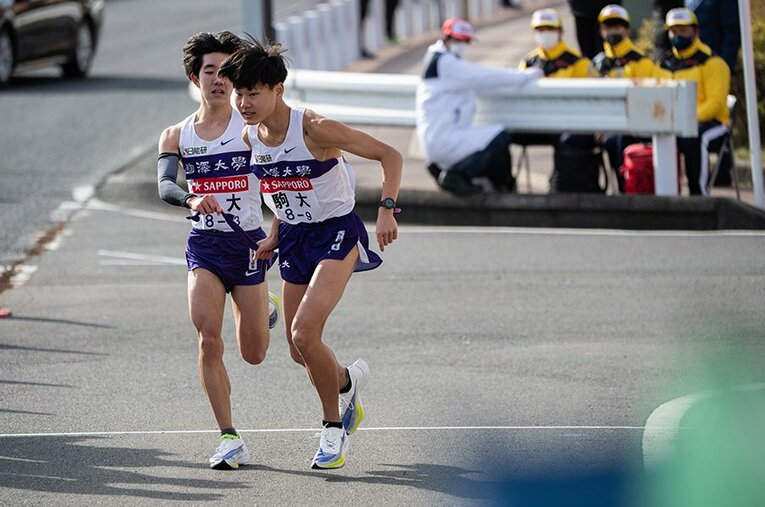 駒大・佃康平（左）　山野力 ／ photograph by Nanae Suzuki