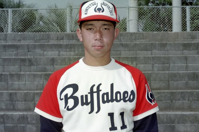 1989年ドラフトで史上最多8球団の指名を受けた野茂英雄。契約金1億2000万円、年俸1000万円、当時としては破格の条件で近鉄へ ／ photograph by KYODO