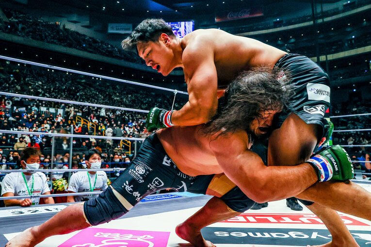 タックルを仕掛けテイクダウンを狙う関根　©RIZIN FF Susumu Nagao