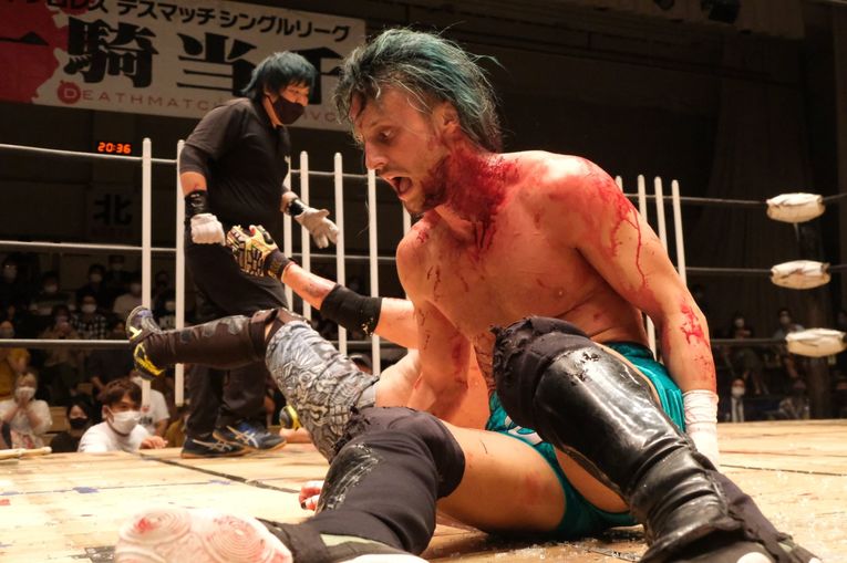 デスマッチファイター・ドリューは血がドクドク流れても試合を止めなかった 「ケガある、傷ある。でもやる。大好きだから」(15)