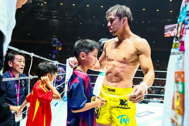 YA-MANとの試合を終えた金原はリング上にふたりの息子を招き入れた　©RIZIN FF Susumu Nagao