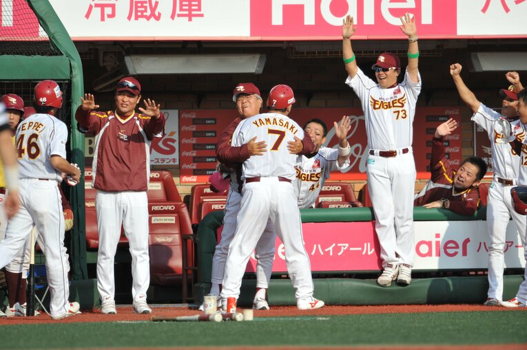 2009年CSで殊勲の本塁打を放ち、野村監督と抱き合う山崎　©Hideki Sugiyama