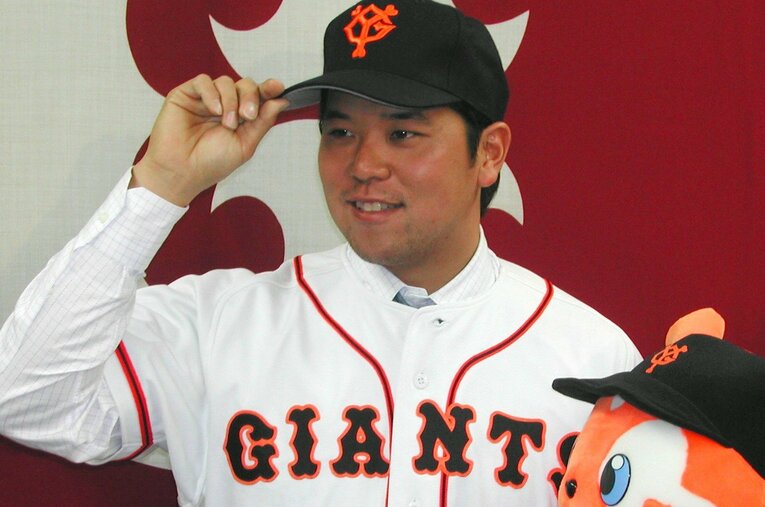 2004年1月、野村克則の巨人入団会見。阪神から金銭トレードされた ／ photograph by KYODO