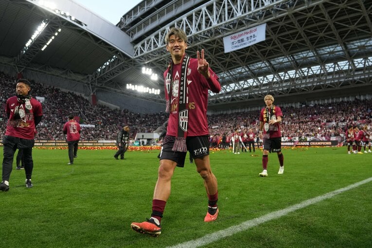 元日本代表FW大迫勇也（写真）など潤沢な資金力を活かした積極的補強で、見事初のJリーグ優勝を成し遂げたヴィッセル神戸　©︎Masashi Hara/Getty Images