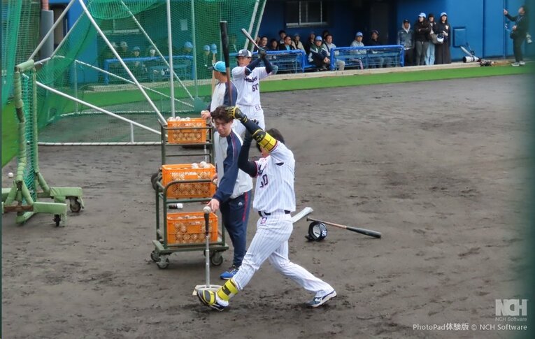 ティー打撃のサポートをしながら北村恵吾とコミュニケーション©Kou Hiroo