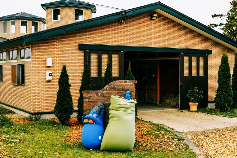 リゾートファームの馬房　©Kiichi Matsumoto