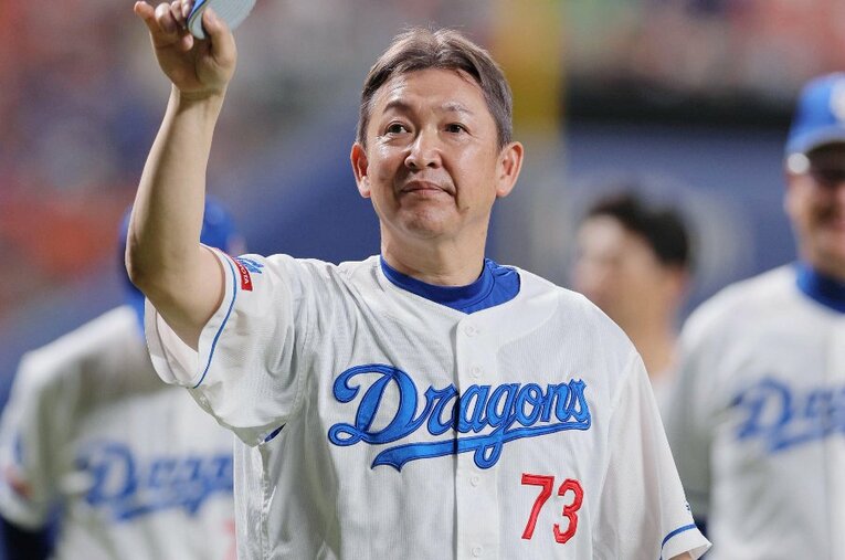 今季最終戦後のセレモニーでファンの声援に応える中日の立浪和義前監督。10月6日、バンテリンドーム ／ photograph by JIJI PRESS