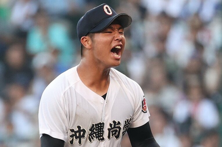 甲子園で注目を集める沖縄尚学の末吉良丞（2年生）。ここまで13回を投げて19奪三振、無失点と完璧な投球を続けている ／ photograph by JIJI PRESS