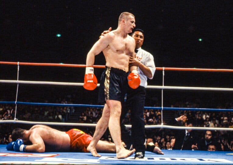 ミルコにKOされ、リングに横たわる巨漢ノルキヤ　©Susumu Nagao