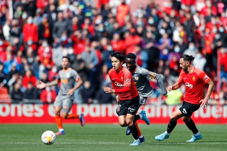 久保建英が“不可解判定”に怒った！ ラフプレーに抗議→イエローも…「バモス！クボ」とファンが信頼する理由〈撮影者の視点〉(27)