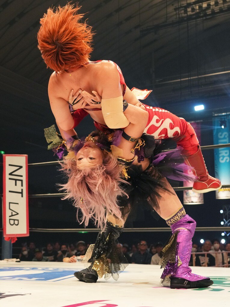 タイガースープレックスで舞華を投げる中野たむ　©Essei Hara