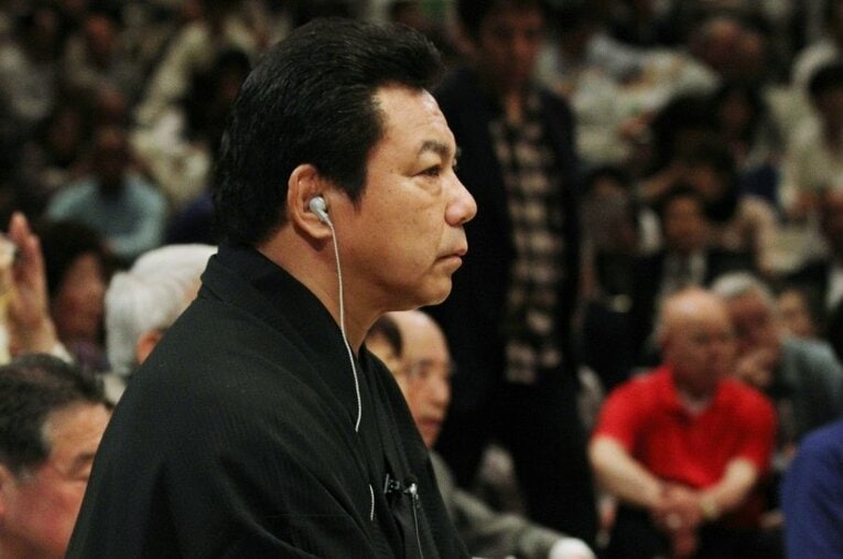 土俵の下で取組を見守る審判部長の九重親方（2010年）　©JIJI PRESS