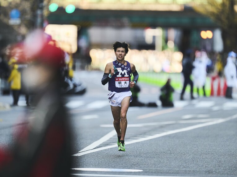 沿道からヤジを受けていた上野に温かい言葉をかけたという漆畑（明大→安川電機）　©Yuki Suenaga