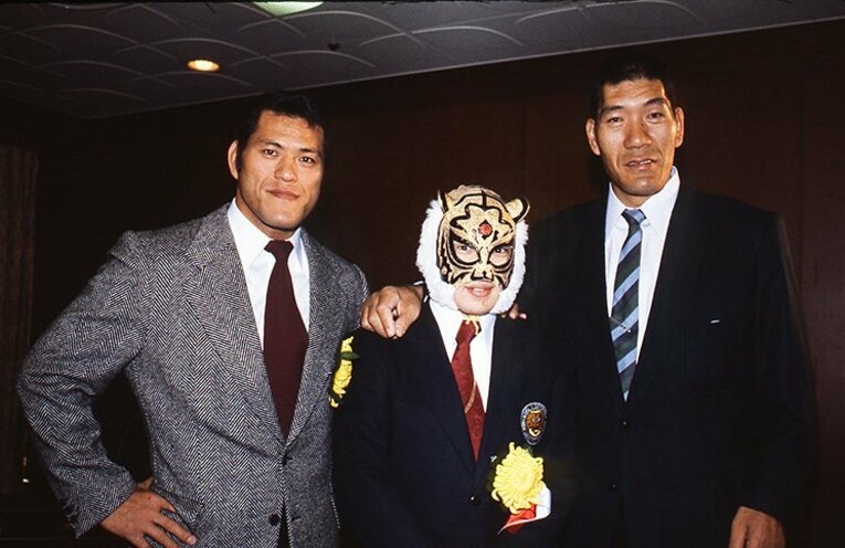 馬場、猪木、初代タイガーマスクの夢のスリーショット（1983年プロレス大賞）　©Moritsuna Kimura/AFLO