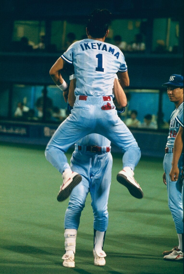 豪快なジャンプ　©BUNGEISHUNJU