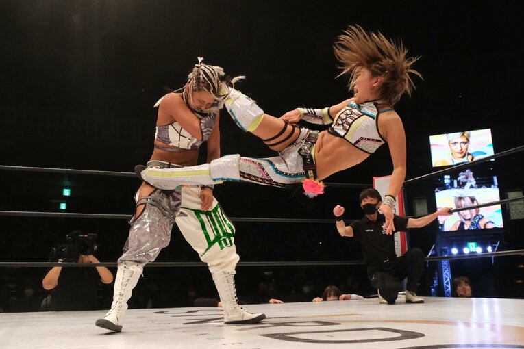 スターダム退団マッチで小波が“亡き戦友”木村花の技に込めた意味とは？ 対戦したジュリアは試合中に涙…「まだまだNEVER ENDです」(21)