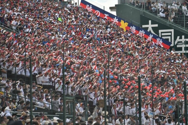 慶応の大応援団で隙間なく埋まった三塁側のアルプススタンド ／ photograph by Hideki Sugiyama