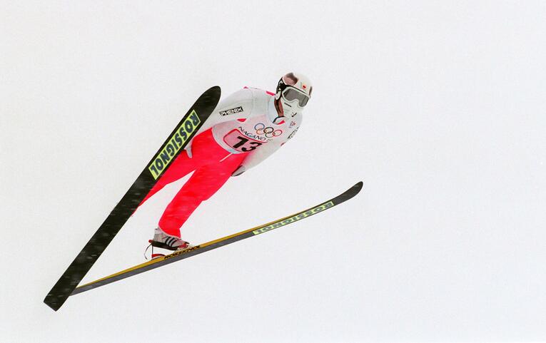 岡部孝信の2本目のジャンプ。バッケンレコードの137mを叩き出した　©JIJI PRESS