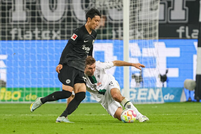 ボルシアMG戦の鎌田　©Getty Images