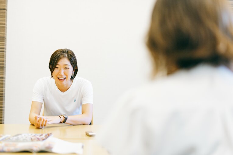 過去に特集された記事を眺めながら、懐かしそうに当時を振り返る荒木絵里香　©︎Kiichi Matsumoto