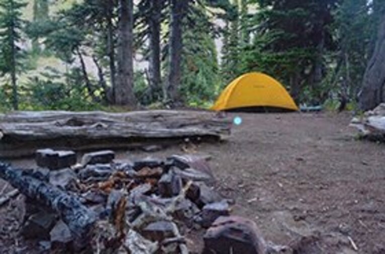 焚き火の跡が残る場所で、ひとりテントを張る。 