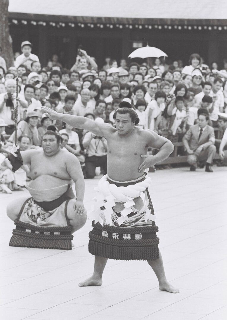 1981年、明治神宮での千代の富士の奉納土俵入り。太刀持ちは朝汐　©BUNGEISHUNJU