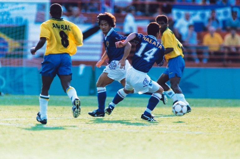 ちょうど25年前、1996年7月21日の「マイアミの奇跡」。日本がブラジルを1-0でくだした。写真は当時19歳の中田英寿（14番）と主将・前園　©AFLO