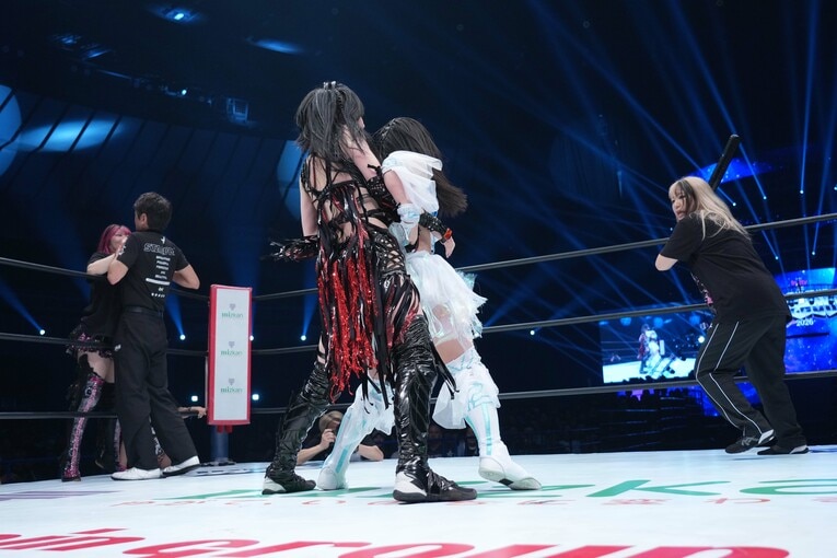 バットを手に乱入した渡辺桃　©Essei Hara