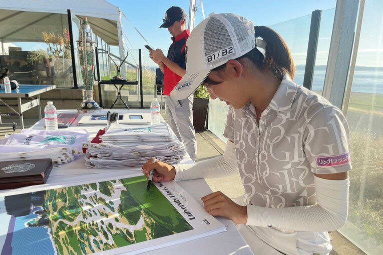 ポスターに“即興サイン”を書く馬場咲希　©︎Yoichi Katsuragawa