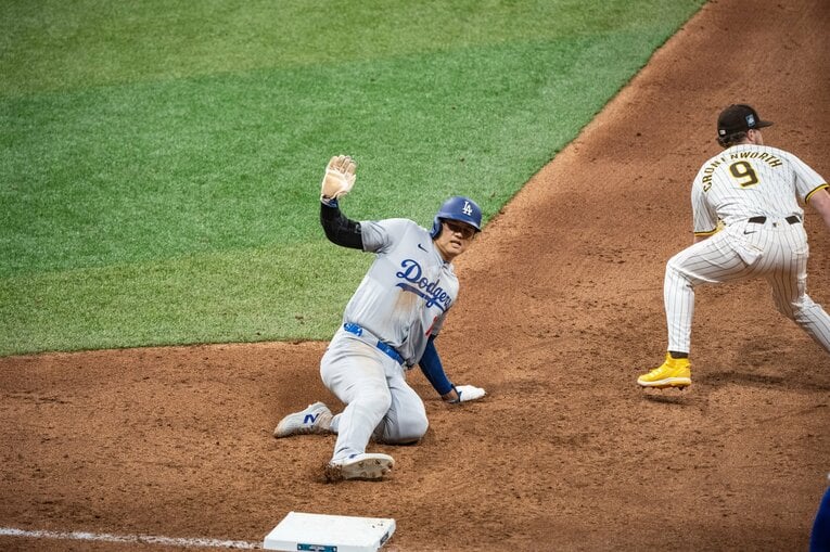 慌てて帰塁するも…まさかの走塁ミス（連続写真）　©Nanae Suzuki