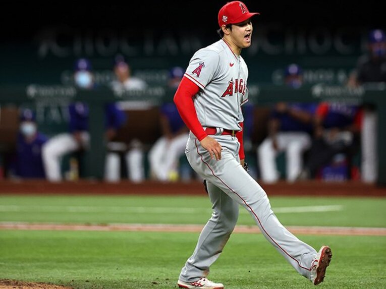 レンジャーズ戦で勝利投手となった大谷 ／ photograph by Getty Images