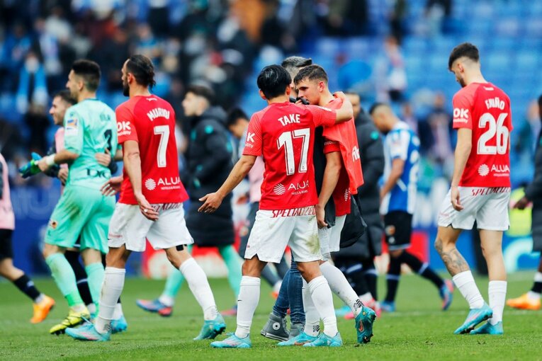 久保建英の祈りと必死さも実らず「先発落ち→6連敗で降格圏」に倒れ込み… 監督解任マジョルカの序列は変わるのか〈撮影者の視点〉(34)