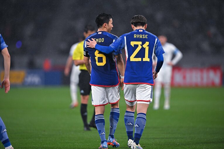 ウルグアイ戦での遠藤航と上田綺世　©Takuya Kaneko/JMPA