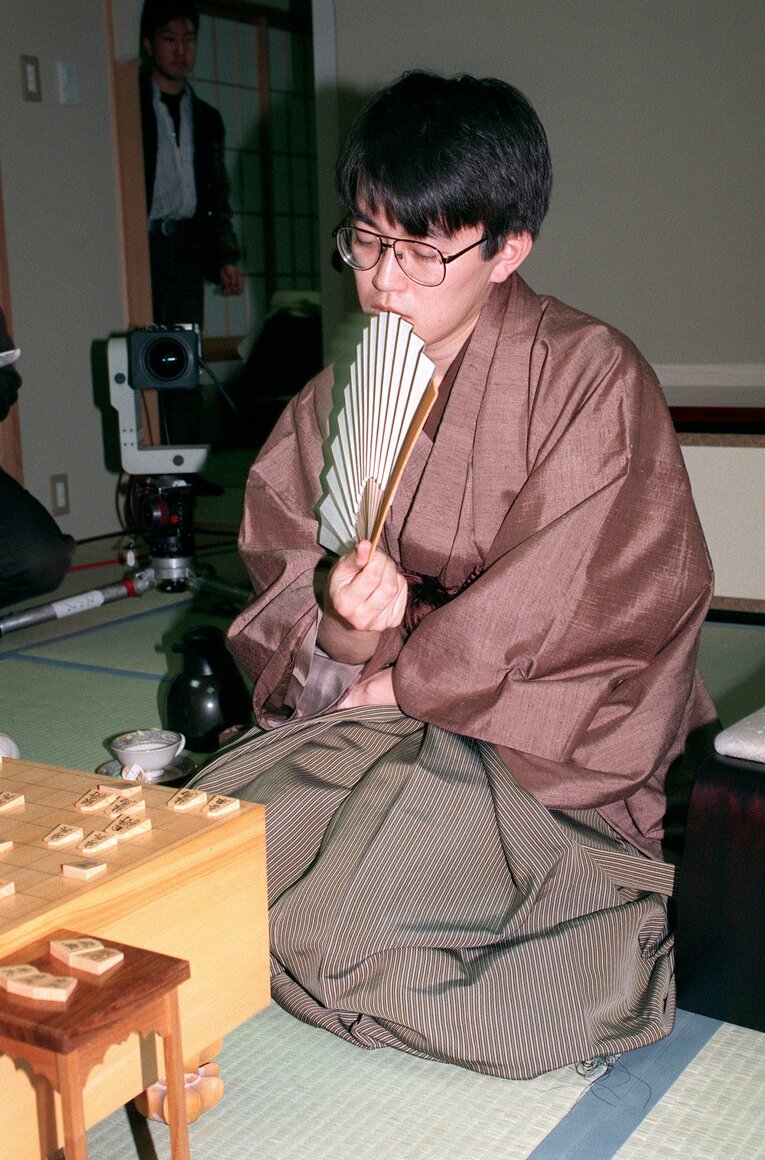 写真は1994年12月、当時の佐藤康光竜王を破り、24歳で史上初の六冠を達成した羽生善治。七冠達成はここから1年強、1996年2月だった　©JIJI PRESS