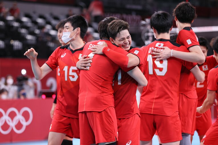 東京五輪で8強進出を決めて清水邦広に抱きつく西田有志　©︎JMPA