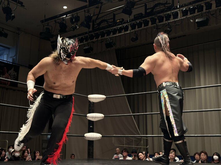 スワイプすると「エル・デスペラードvs葛西純」など激闘写真をご覧になれます　©Norihiro Hashimoto