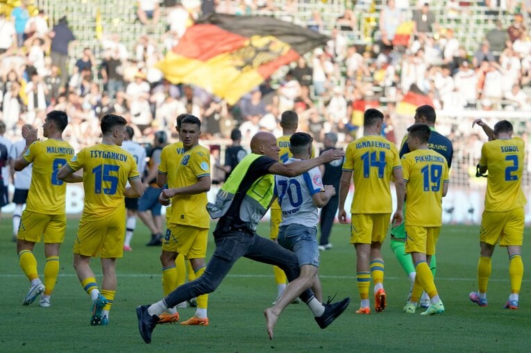 ウクライナ戦に突如乱入した観客　©dpa/JIJI PRESS