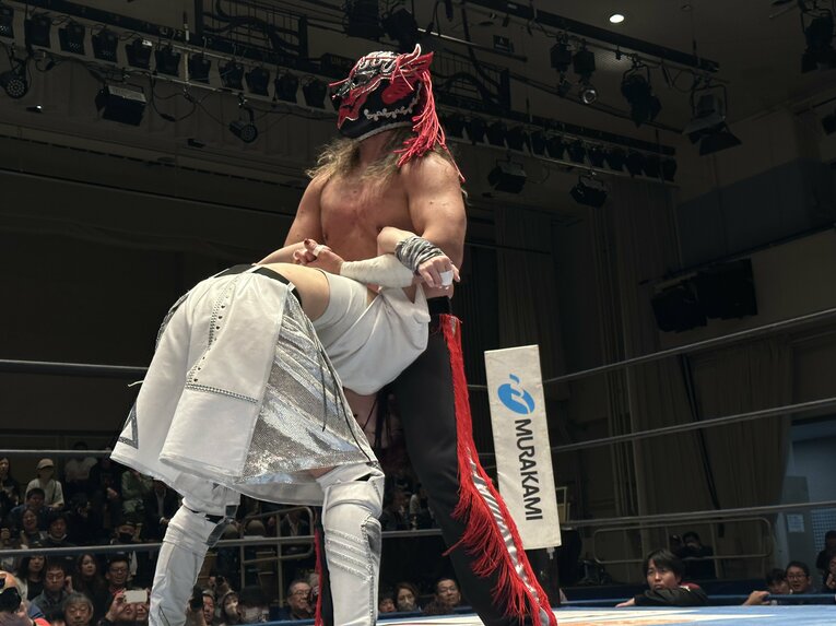 スワイプすると「エル・デスペラードvs葛西純」など激闘写真をご覧になれます　©Norihiro Hashimoto