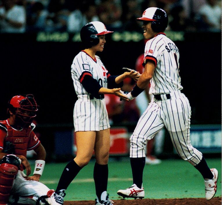 96年、都市対抗野球準決勝 （三菱重工広島―朝日生命）左越えに本塁打を放ちマスコットガールに迎えられる　©KYODO